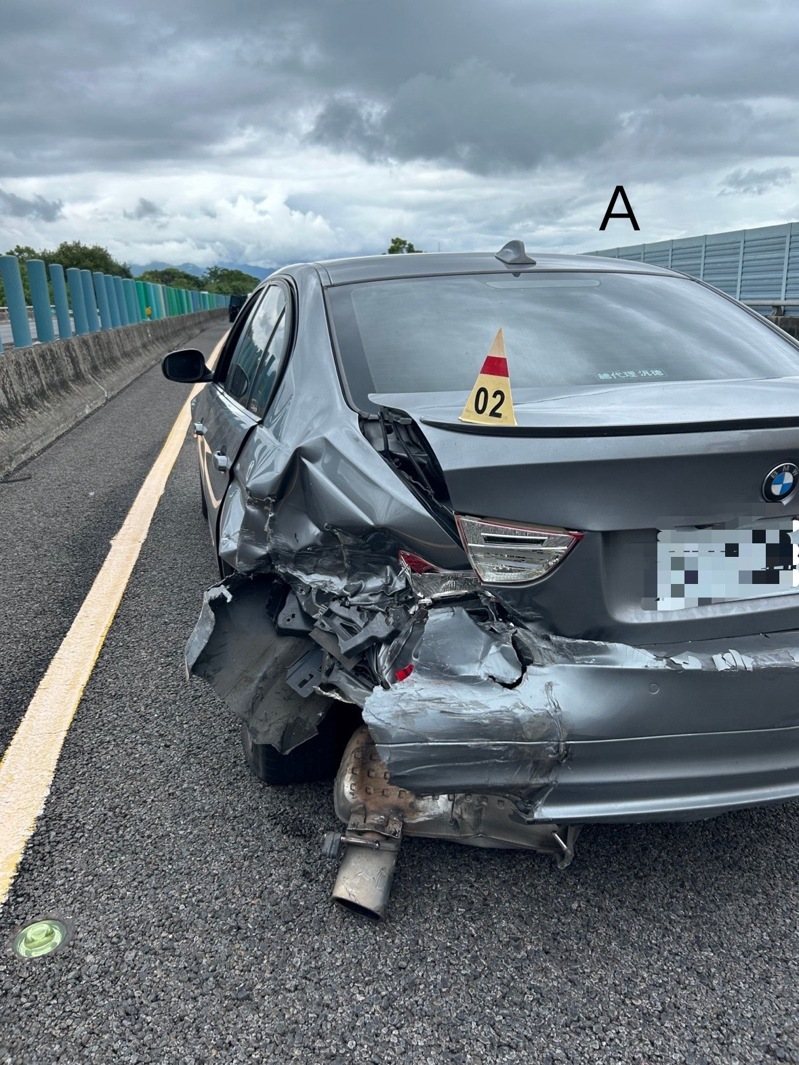 國道3號南下名間路段5車連環追撞,車陣回堵2公里。圖/警方提供 國道3號南下名間路段5車連環追撞,車陣回堵2公里。圖/警方提供
