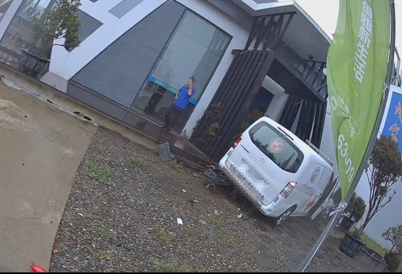 嘉義市某民間單位救護車上午10點57分,行經湖子內路,與1輛轎車發生碰撞,轎車車頭損毀,救護車上2名男駕駛及救護員,以及轎車男駕駛都受傷,消防救護人員到場將3人送醫。記者魯永明/翻攝 嘉義市某民間單位救護車上午10點57分,行經湖子內路,與1輛轎車發生碰撞,轎車車頭損毀,救護車上2名男駕駛及救護員,以及轎車男駕駛都受傷,消防救護人員到場將3人送醫。記者魯永明/翻攝