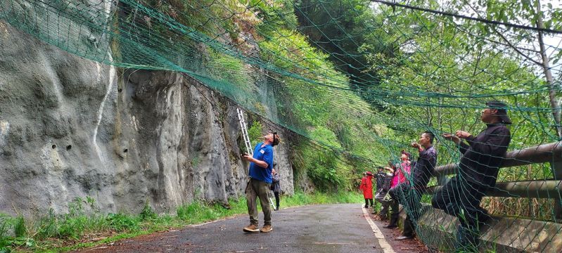 台灣愛克特動物重生救援協會在武陵農場展開一次緊急人道救援行動，成功解救一隻受困懸崖峭壁的流浪狗。圖／武陵農場提供