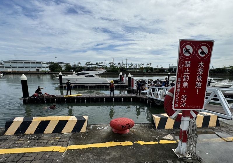 高雄港第三船渠今天下午發現女浮屍，消防隊打撈上岸。圖／讀者提供