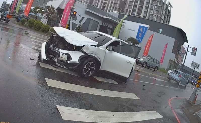 嘉義市某民間單位救護車上午10點57分,行經湖子內路,與1輛轎車發生碰撞,轎車車頭損毀,救護車上2名男駕駛及救護員,以及轎車男駕駛都受傷,消防救護人員到場將3人送醫。記者魯永明/翻攝 嘉義市某民間單位救護車上午10點57分,行經湖子內路,與1輛轎車發生碰撞,轎車車頭損毀,救護車上2名男駕駛及救護員,以及轎車男駕駛都受傷,消防救護人員到場將3人送醫。記者魯永明/翻攝