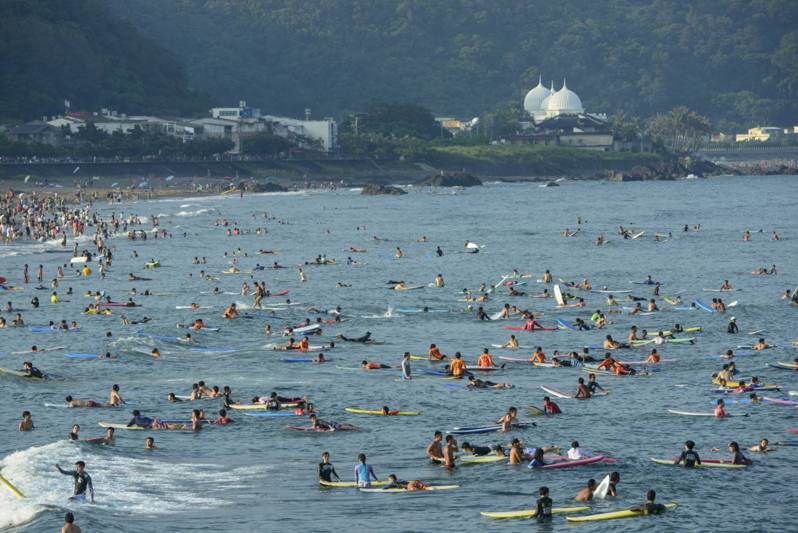 頭城鎮外澳沙灘是衝浪勝地，許多衝浪客前往朝聖。圖／宜蘭縣政府提供