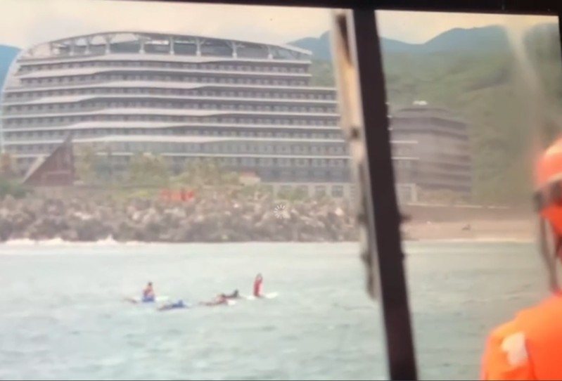 今天中午有約10名衝浪客浮沉海上，疑似無法游回，海巡署出動艦艇救援，廣播詢問是否需要幫忙，衝浪客表示可以自行游回。圖／第七海巡隊提供