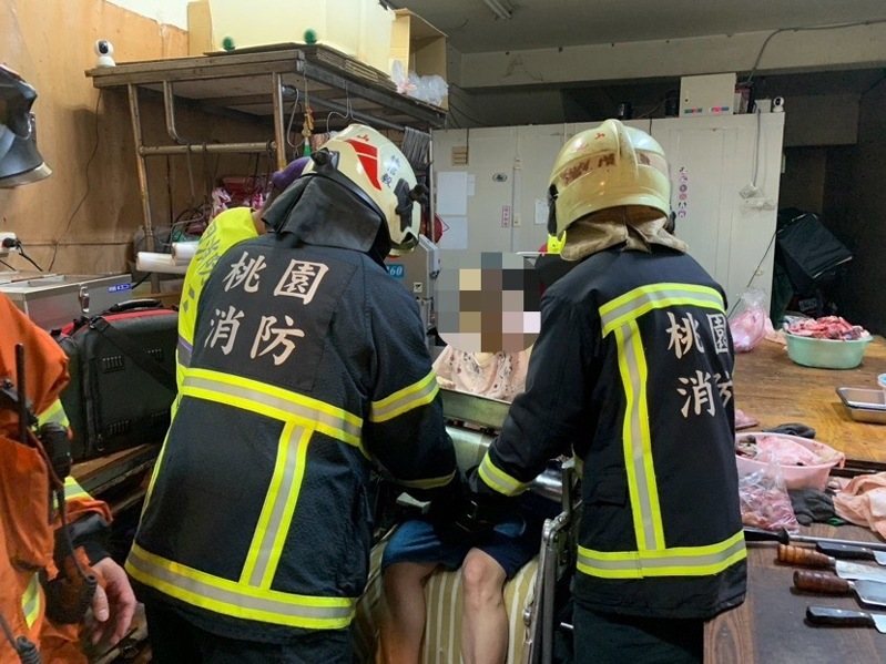 桃園龜山某肉攤今天中午發生女員工使用絞肉機不慎，意外將自己左手掌也捲入的意外，經消防人員送醫後，除大拇指外，其餘恐將截肢，龜山分隊長黃章瑋建議，使用壓料棒將肉品推進機器口以策安全。記者陳恩惠／翻攝