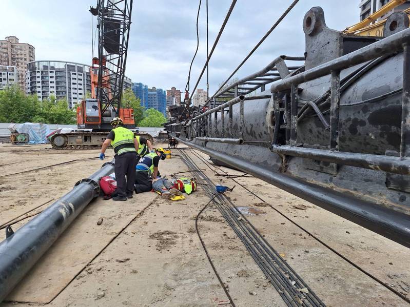 新北市淡水區中山北路二段某住宅建築工地，上午有1名越南籍移工疑遭工具機撞擊重傷，當場失去生命徵象，送醫急救後仍宣告不治。警方將報請地檢署安排司法相驗，並依工安事故通報工務局調查。記者林昭彰／翻攝