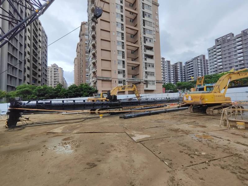 新北市淡水區中山北路的淡水服務及區域巡修中心新建工程發生人員遭機械壓擊致死意外。圖/新北市勞檢處提供 新北市淡水區中山北路的淡水服務及區域巡修中心新建工程發生人員遭機械壓擊致死意外。圖/新北市勞檢處提供