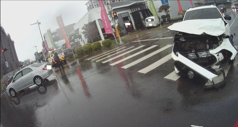嘉義市某民間單位救護車上午10點57分,行經湖子內路,與1輛轎車發生碰撞,轎車車頭損毀,救護車上2名男駕駛及救護員,以及轎車男駕駛都受傷,消防救護人員到場將3人送醫。記者魯永明/翻攝 嘉義市某民間單位救護車上午10點57分,行經湖子內路,與1輛轎車發生碰撞,轎車車頭損毀,救護車上2名男駕駛及救護員,以及轎車男駕駛都受傷,消防救護人員到場將3人送醫。記者魯永明/翻攝