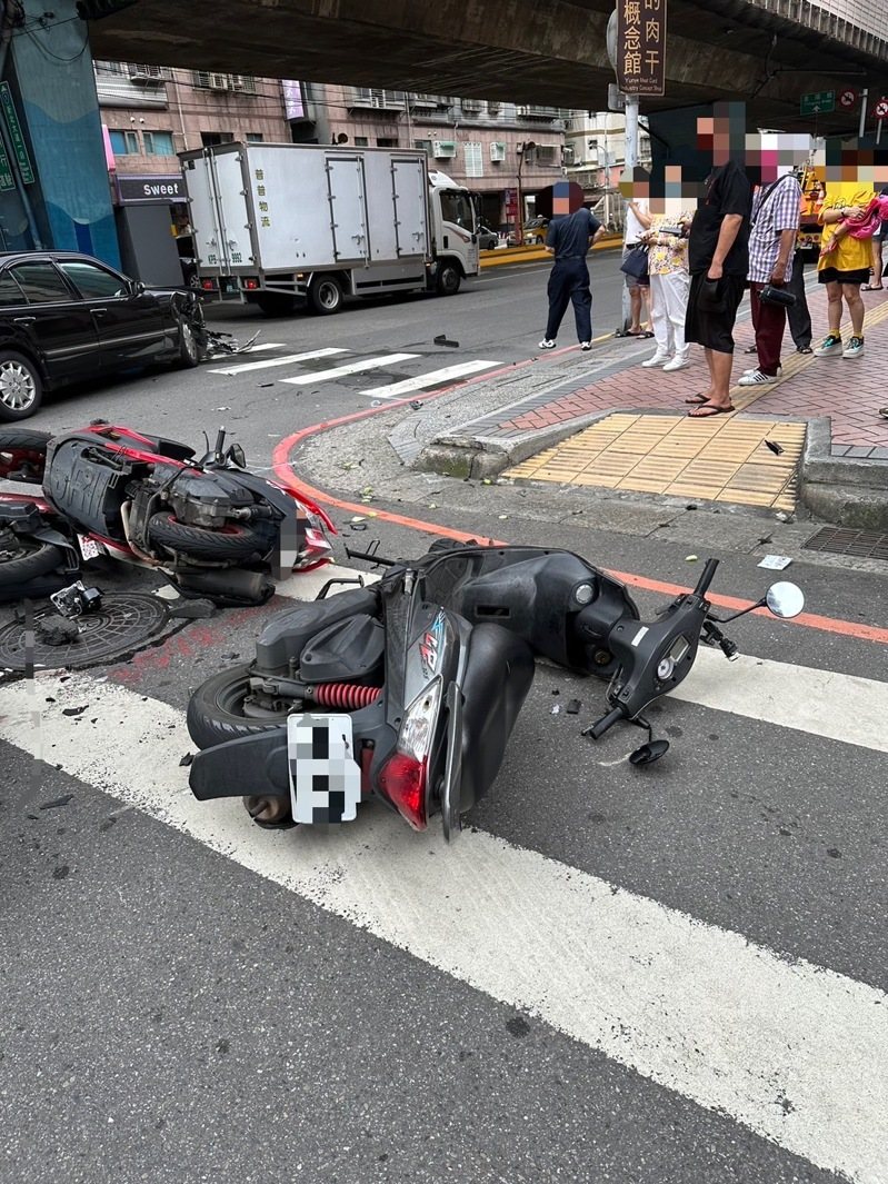 新北市三重區新北大道、中華路口，今天凌晨才剛發生直行紅牌重機撞上對向左轉計程車，波及1輛等紅燈的機車，造成2人受傷送醫。下午又有2輛汽車相同狀況撞上，又殃及3輛無辜機車，共8人受傷送醫。記者林昭彰／翻攝