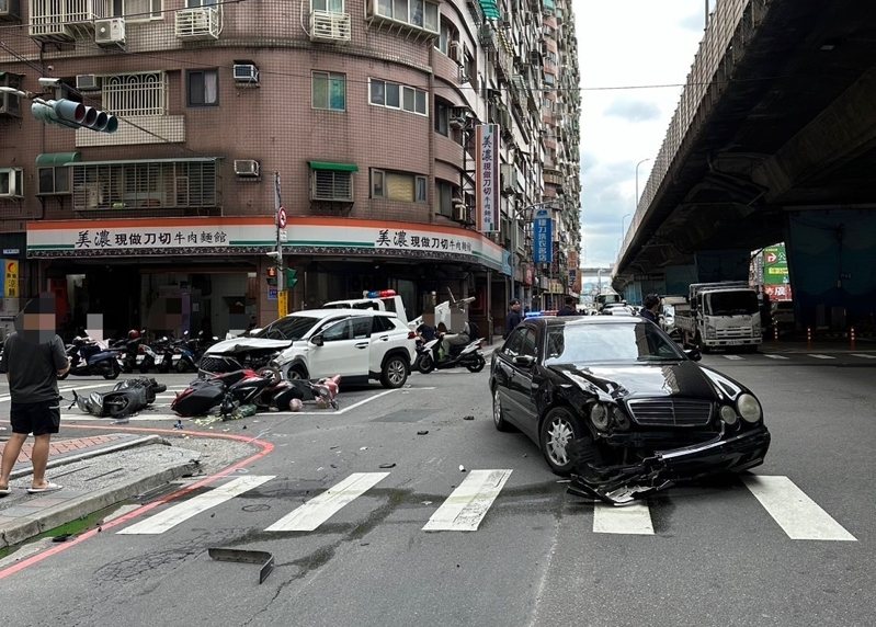 新北市三重區新北大道、中華路口，今天凌晨才剛發生直行紅牌重機撞上對向左轉計程車，波及1輛等紅燈的機車，造成2人受傷送醫。下午又有2輛汽車相同狀況撞上，又殃及3輛無辜機車，共8人受傷送醫。記者林昭彰／翻攝