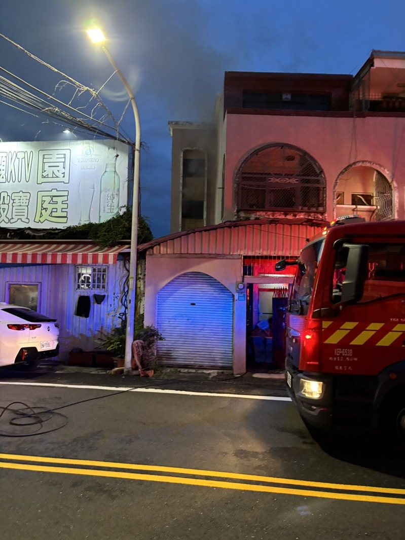台南北區育賢街一棟3樓鋼筋混凝土連棟民宅晚間6時36分傳出火警。圖/讀者提供 台南北區育賢街一棟3樓鋼筋混凝土連棟民宅晚間6時36分傳出火警。圖/讀者提供