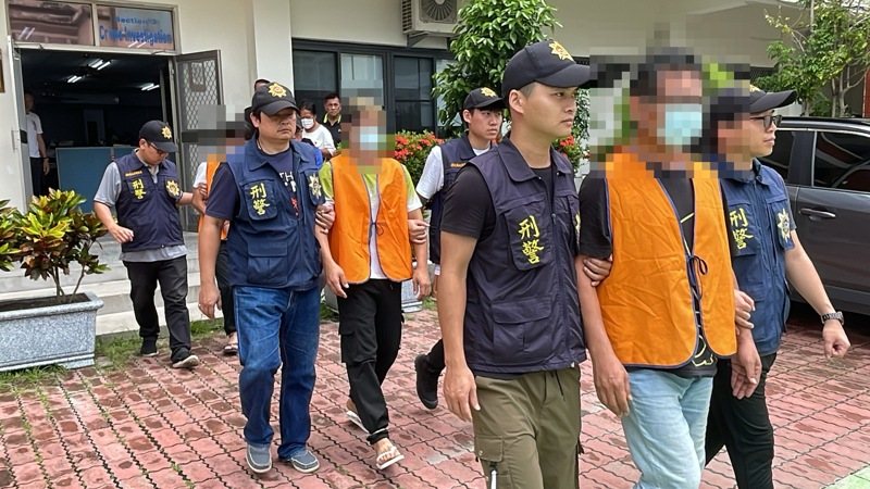 恆春殺人棄屍案,警方今日以殺人罪將3嫌移送屏東地檢署,檢方訊後向地院聲請羈押禁見。圖/恆春警分局提供 恆春殺人棄屍案,警方今日以殺人罪將3嫌移送屏東地檢署,檢方訊後向地院聲請羈押禁見。圖/恆春警分局提供
