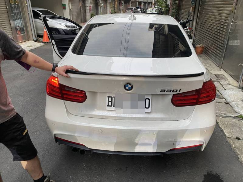 桃園48歲許姓男子因酒駕遭吊扣車牌，為了工作方便他購置偽造車牌懸掛上路，自去年底迄今，已三度被逮，許男大嘆「以後不敢了」。記者陳恩惠／翻攝