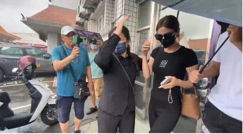 綽號「鴨頭」的屏東角頭陳昫豪本月15日午在高雄左營街頭遭楊姓槍手持槍狙殺身亡，鴨頭的妻子是屏東縣崁頂鄉代會主席楊芷瑜（右二），鴨頭告別式定在9月4日上午，屏東警方上緊發條。圖／報系資料照