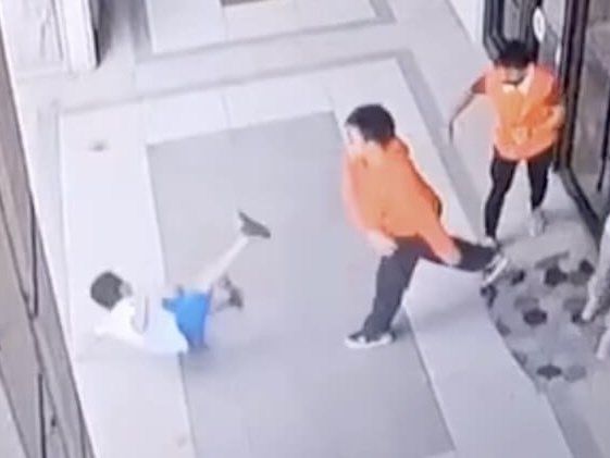 監視器拍下才藝班老師將男童從教室內拖出室外,直接丟在騎樓。記者巫鴻瑋/翻攝 監視器拍下才藝班老師將男童從教室內拖出室外,直接丟在騎樓。記者巫鴻瑋/翻攝
