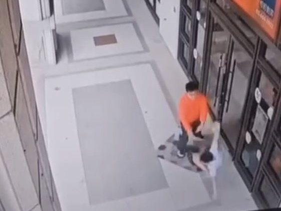 監視器拍下才藝班老師將男童從教室內拖出室外,直接丟在騎樓,還造成男童後腦撞擊地面。記者巫鴻瑋/翻攝 監視器拍下才藝班老師將男童從教室內拖出室外,直接丟在騎樓,還造成男童後腦撞擊地面。記者巫鴻瑋/翻攝