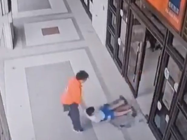 監視器拍下才藝班老師將男童從教室內拖出室外,直接丟在騎樓。記者巫鴻瑋/翻攝 監視器拍下才藝班老師將男童從教室內拖出室外,直接丟在騎樓。記者巫鴻瑋/翻攝