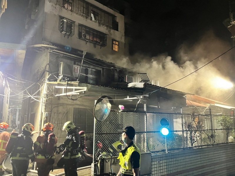 新北市三重區重新路三段60巷內一棟二層樓民宅，今天凌晨竄出惡火燒死一男，起火原因待查。記者曾伯愷／翻攝