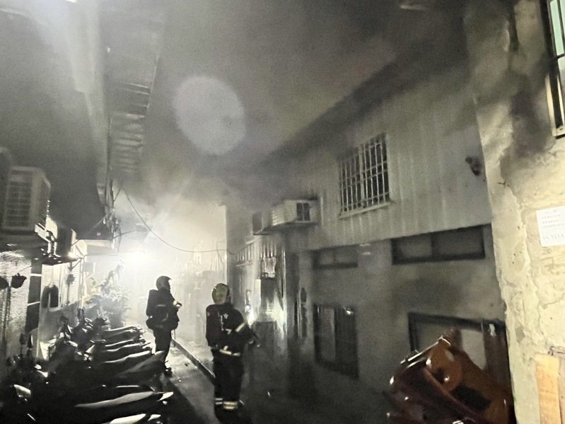 新北市三重區重新路三段60巷內一棟二層樓民宅，今天凌晨竄出惡火燒死一男，起火原因待查。記者曾伯愷／翻攝