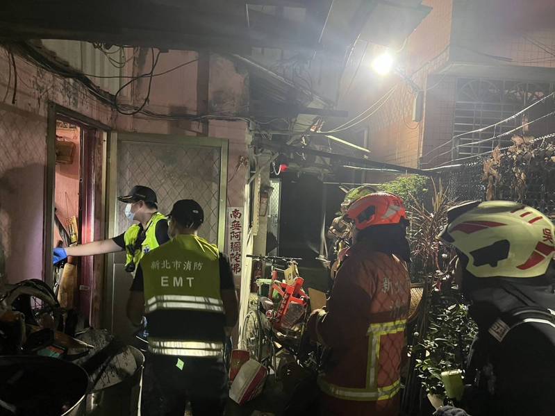 新北市三重區重新路民宅，今天凌晨竄出惡火燒死一男，起火原因待查。記者曾伯愷／翻攝