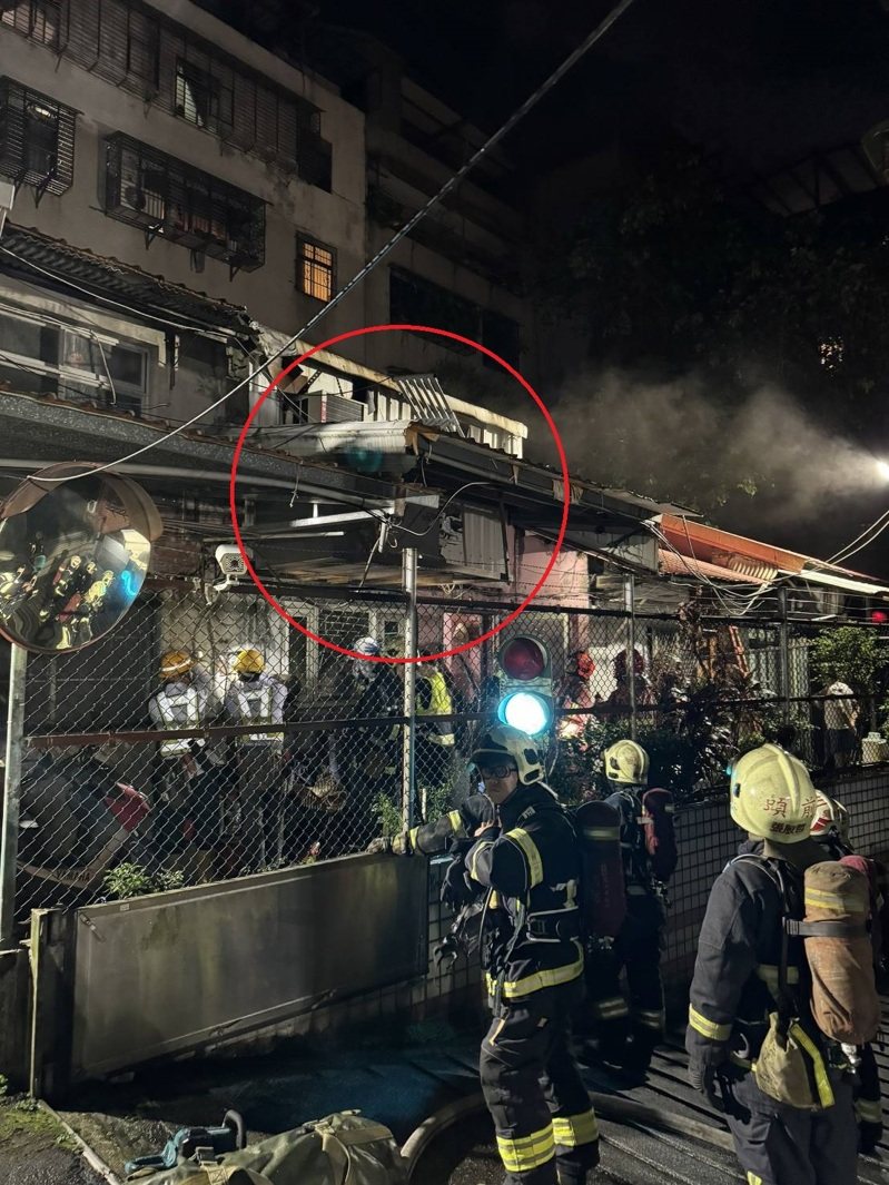新北市三重區重新路民宅，今天凌晨竄出惡火燒死一男，起火原因待查。記者曾伯愷／翻攝