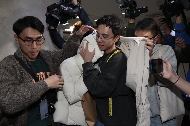 一歲男童「剴剴」疑遭保母姊妹虐死案，因涉案社工（白衣者）遭檢警拘人上銬，演變成「社工上銬」爭議，圖為社工交保畫面。本報資料照片