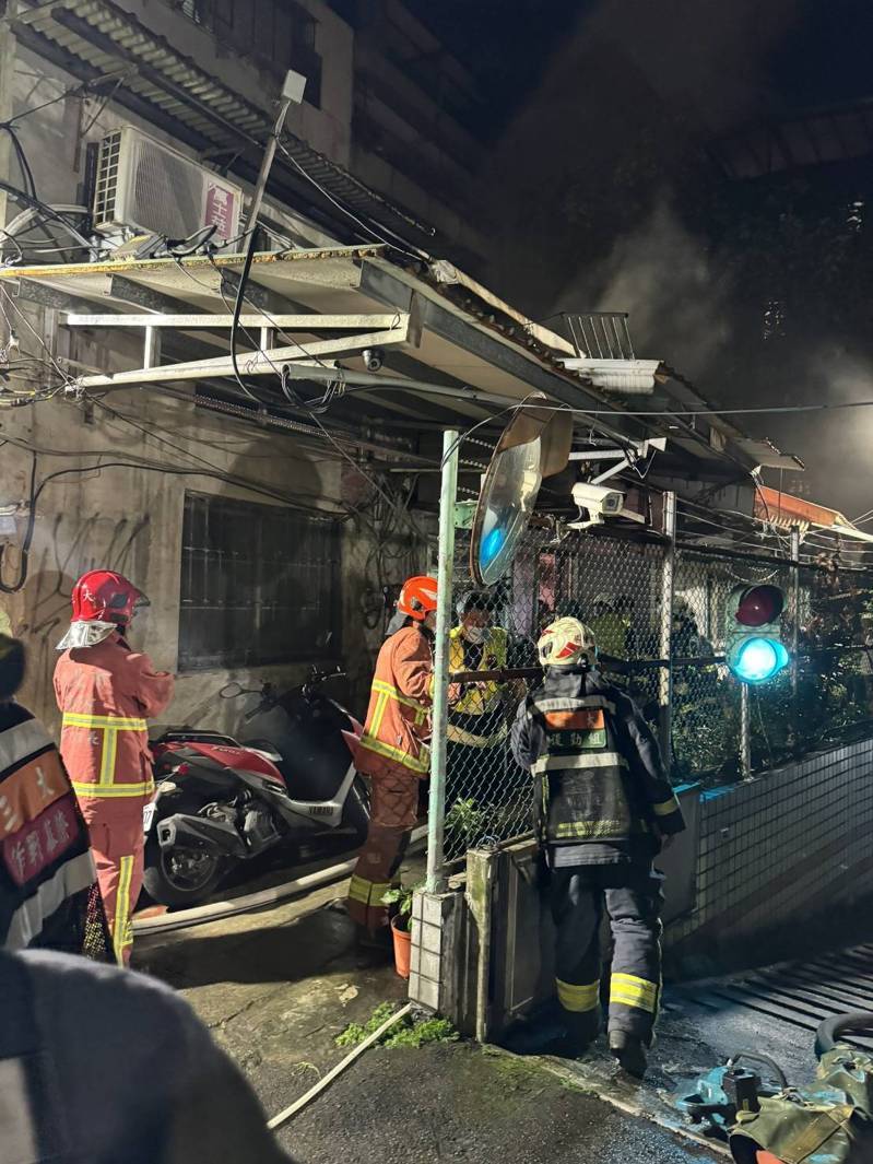 新北市三重區重新路民宅，今天凌晨竄出惡火燒死一男，起火原因待查。記者曾伯愷／翻攝
