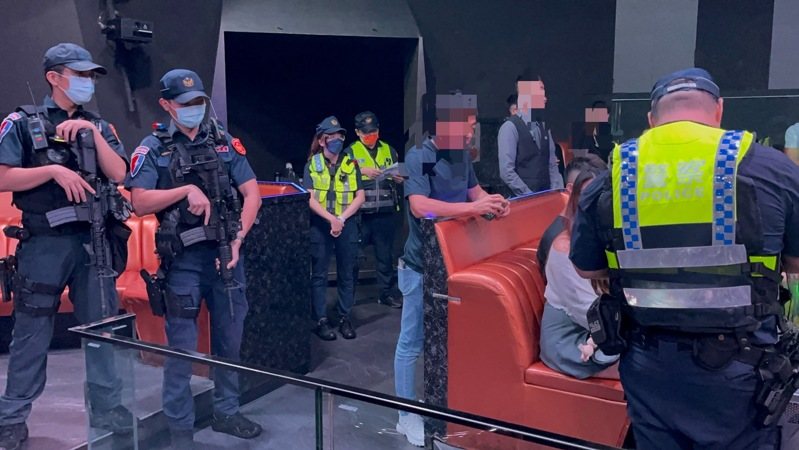 台中市第四警分局近日針對轄內夜店、KTV安排臨檢，出動警犬維護治安。圖／第四警分局提供