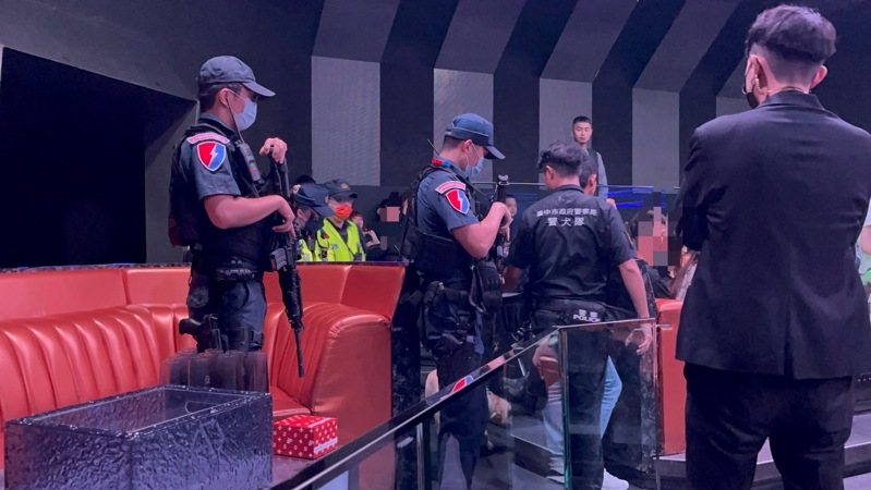 台中市第四警分局近日針對轄內夜店、KTV安排臨檢，出動警犬維護治安。圖／第四警分局提供