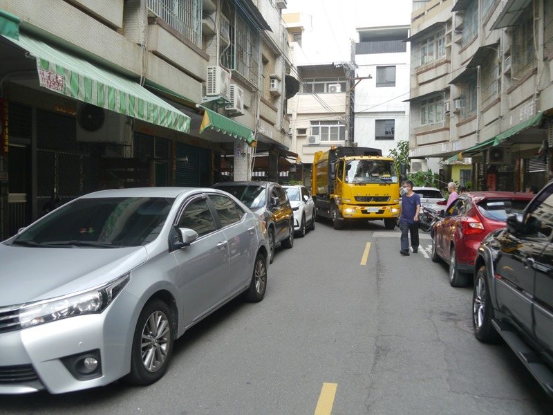 鳳山區文山里民為避免騎樓停車被檢舉開罰,改把車子停在8公尺寬街道兩側,垃圾車通行困難。記者徐白櫻/攝影 鳳山區文山里民為避免騎樓停車被檢舉開罰,改把車子停在8公尺寬街道兩側,垃圾車通行困難。記者徐白櫻/攝影