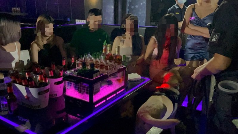 台中市第四警分局近日針對轄內夜店、KTV安排臨檢，出動警犬維護治安。圖／第四警分局提供