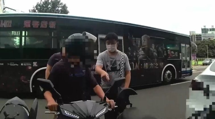 陳姓男子去年7月因酒駕車牌遭扣，陳於網路購買假車牌懸掛，遭警查獲依法送辦。記者曾伯愷／翻攝