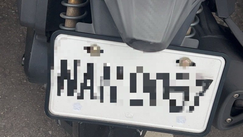 陳姓男子去年7月因酒駕車牌遭扣，陳於網路購買假車牌懸掛，遭警查獲依法送辦。記者曾伯愷／翻攝