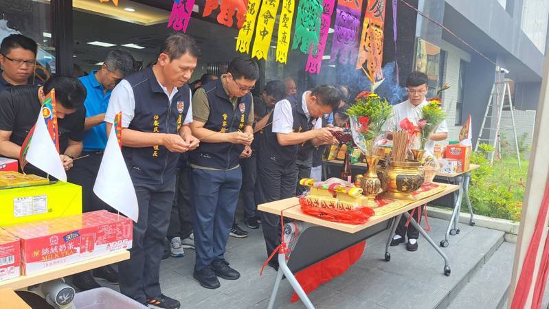 桃園市蘆竹警分局昨舉辦中元普渡祭拜儀式，蘆竹分局長林鼎泰率警察同仁遵循傳統古禮，備妥豐盛的祭品齊聚門口，祈求地方安康。圖／警方提供