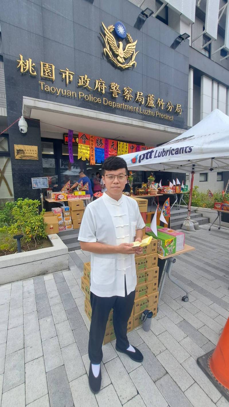 蘆竹警分局行政組警員呂承叡現年27歲，因為喜歡傳統音樂文化，過去曾到道士壇學習多種門派科儀及後場，這次儀式由他擔任道士主持進行。圖／警方提供