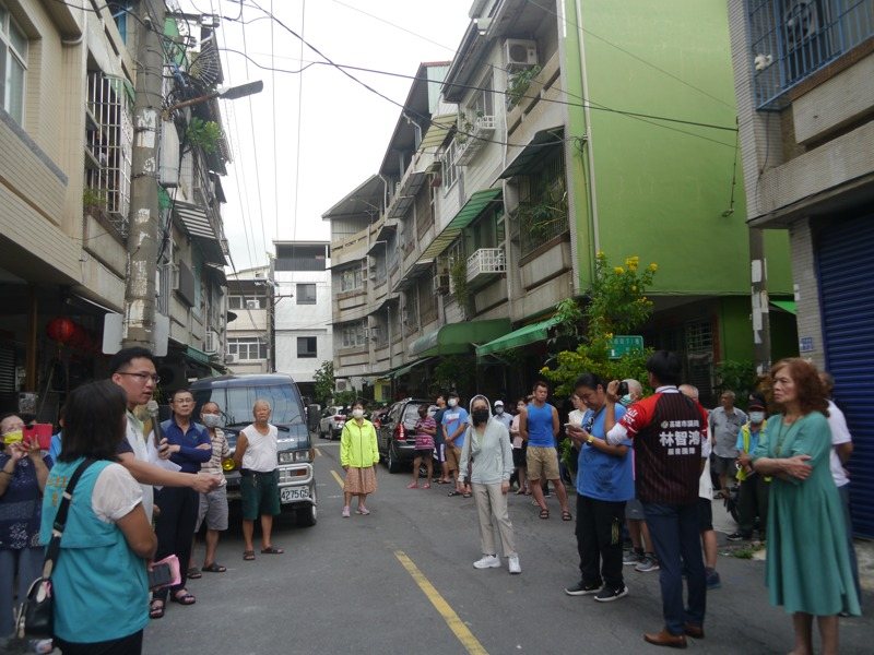 依現行法規,自宅騎樓不可停汽車,鳳山區文西街住戶群起抗議,認為自己被迫將汽車停在家門口,反而不利垃圾車、消防車及救護車通行,造成很大困擾。記者徐白櫻/攝影 依現行法規,自宅騎樓不可停汽車,鳳山區文西街住戶群起抗議,認為自己被迫將汽車停在家門口,反而不利垃圾車、消防車及救護車通行,造成很大困擾。記者徐白櫻/攝影