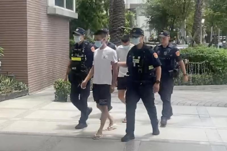 台中市陳姓男子今天凌晨在西屯區與人理論,拿出西瓜刀被民眾拍下,警方循線將人查緝到案。記者陳宏睿/翻攝 台中市陳姓男子今天凌晨在西屯區與人理論,拿出西瓜刀被民眾拍下,警方循線將人查緝到案。記者陳宏睿/翻攝