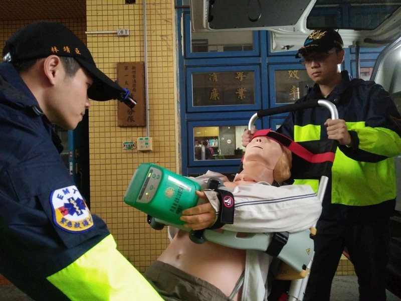根據審計部資料指出，截至去年底止，新竹市消防局自動心肺復甦機有超過5成已逾耐用年限，消防局表示，9月底前共合計有10台新品到貨。圖／新竹市政府提供