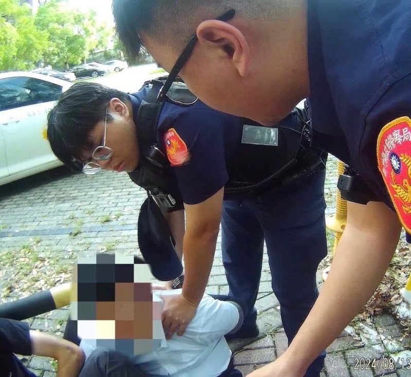 警方根據司機所提供的情資，當場逮捕詐騙集團車手。圖／警方提供