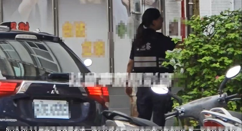 高雄市兩名男子今天上午從高雄市和平一路某酒吧歡聚後離開,雙方為搶付帳竟翻臉起口角,在附近守望的女警見狀趨前告誡。圖/取自網路社群「社會事新聞影音」 高雄市兩名男子今天上午從高雄市和平一路某酒吧歡聚後離開,雙方為搶付帳竟翻臉起口角,在附近守望的女警見狀趨前告誡。圖/取自網路社群「社會事新聞影音」