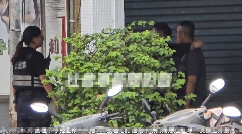 高雄市兩名男子今天上午從高雄市和平一路某酒吧歡聚後離開,雙方為搶付帳竟翻臉起口角,在附近守望的女警見狀趨前告誡。圖/取自網路社群「社會事新聞影音」 高雄市兩名男子今天上午從高雄市和平一路某酒吧歡聚後離開,雙方為搶付帳竟翻臉起口角,在附近守望的女警見狀趨前告誡。圖/取自網路社群「社會事新聞影音」