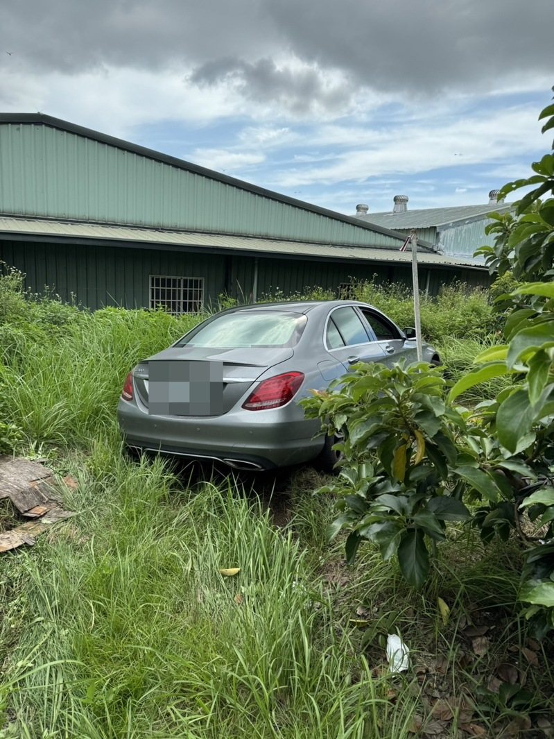曾姓嫌犯從嘉義縣水上分局脫逃後竊車代步後將車輛棄置。圖/讀者提供 曾姓嫌犯從嘉義縣水上分局脫逃後竊車代步後將車輛棄置。圖/讀者提供