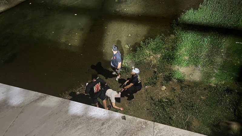 救護人員攀下河床救援墜落的洪姓婦人。記者黃子騰／翻攝