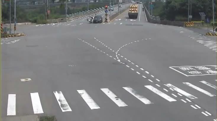 一輛微型電動二輪車在苗栗市北勢大橋頭左轉與轎車相撞，張姓騎士噴飛，送醫傷重不治。圖／民眾提供