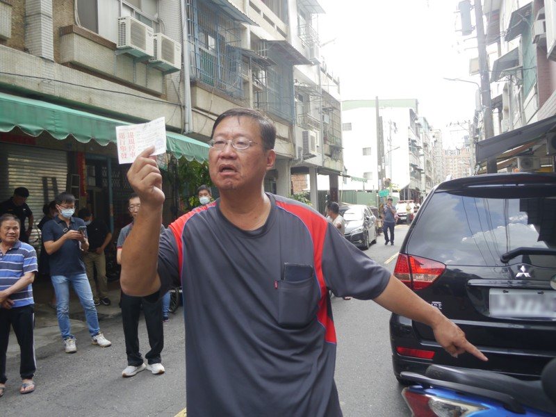 鳳山區文西街居民拿著交通罰單氣憤陳情說,車子停在自家騎樓被警方開單,非常不合理。記者徐白櫻/攝影 鳳山區文西街居民拿著交通罰單氣憤陳情說,車子停在自家騎樓被警方開單,非常不合理。記者徐白櫻/攝影