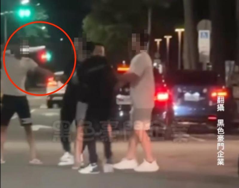 台中市陳姓男子今天凌晨在西屯區與人理論,拿出西瓜刀被民眾拍下。圖/摘自社會事新聞影音 台中市陳姓男子今天凌晨在西屯區與人理論,拿出西瓜刀被民眾拍下。圖/摘自社會事新聞影音