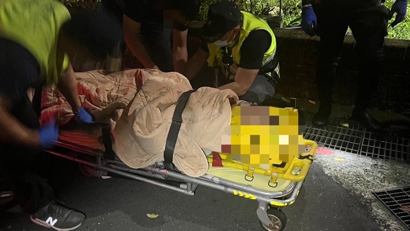 救護人員將洪婦抬上擔架送醫。記者黃子騰／翻攝