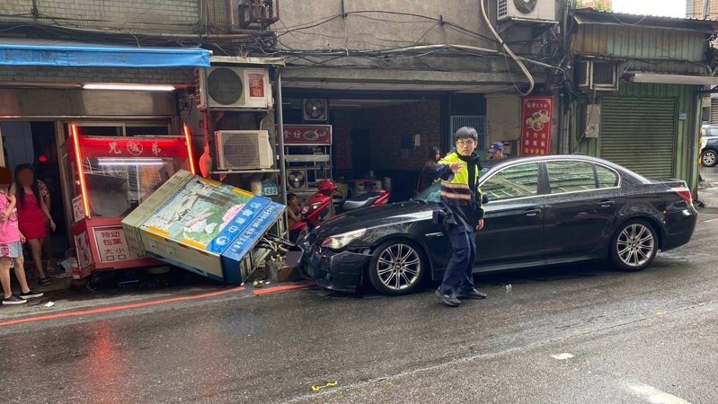 陳女駕駛BMW轎車撞上變電箱後波及檳榔攤。記者黃子騰／翻攝