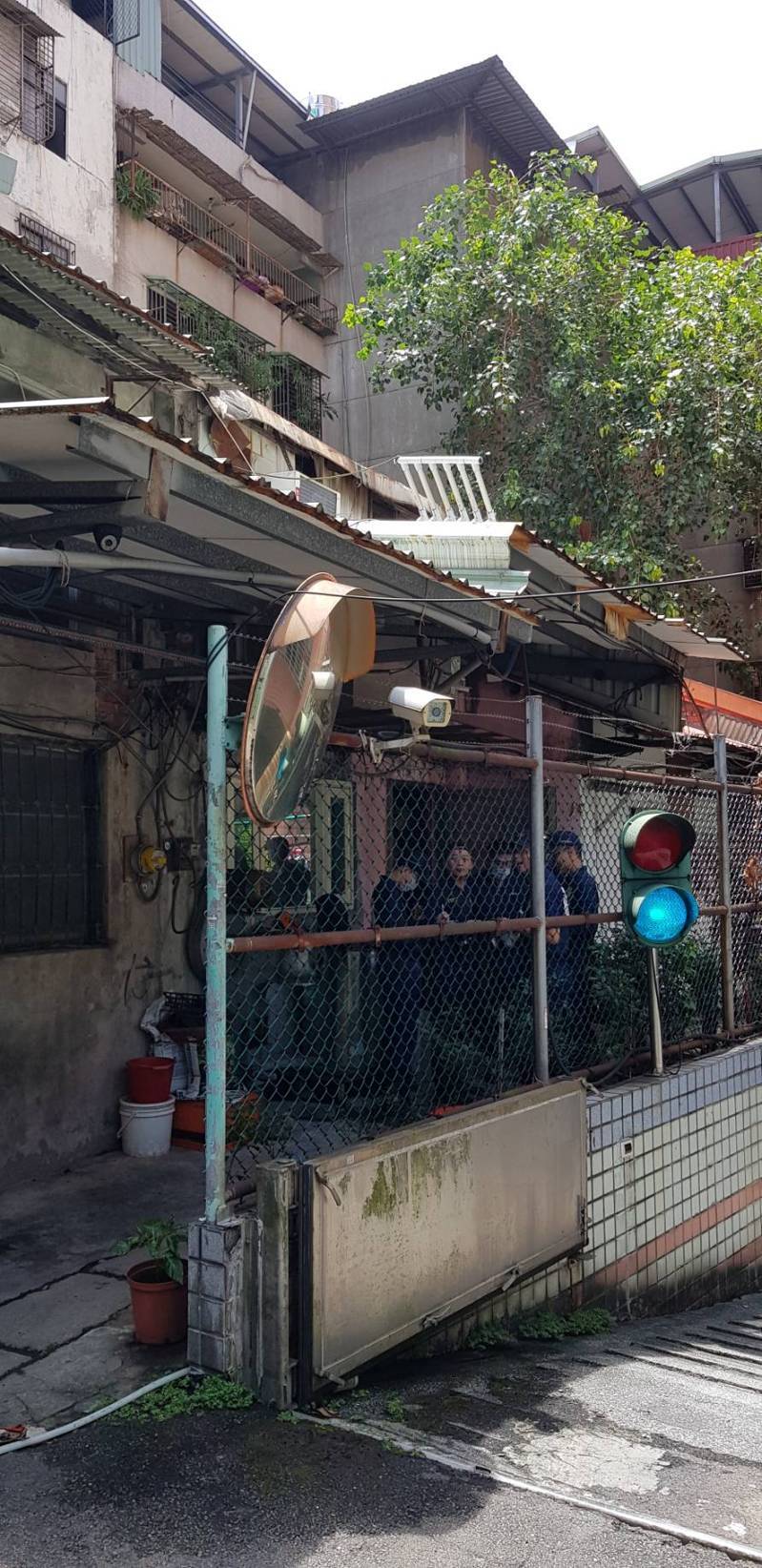 新北市三重區重新路一間民宅今天凌晨竄出惡火，葉姓男子命喪火窟，今天上午警、消重回現場採證釐清起火原因。記者曾伯愷／攝影