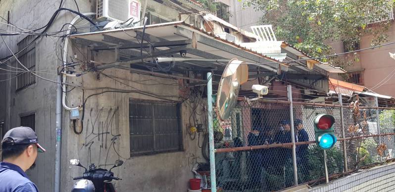 新北市三重區重新路一間民宅今天凌晨竄出惡火，葉姓男子命喪火窟，今天上午警、消重回現場採證釐清起火原因。記者曾伯愷／攝影