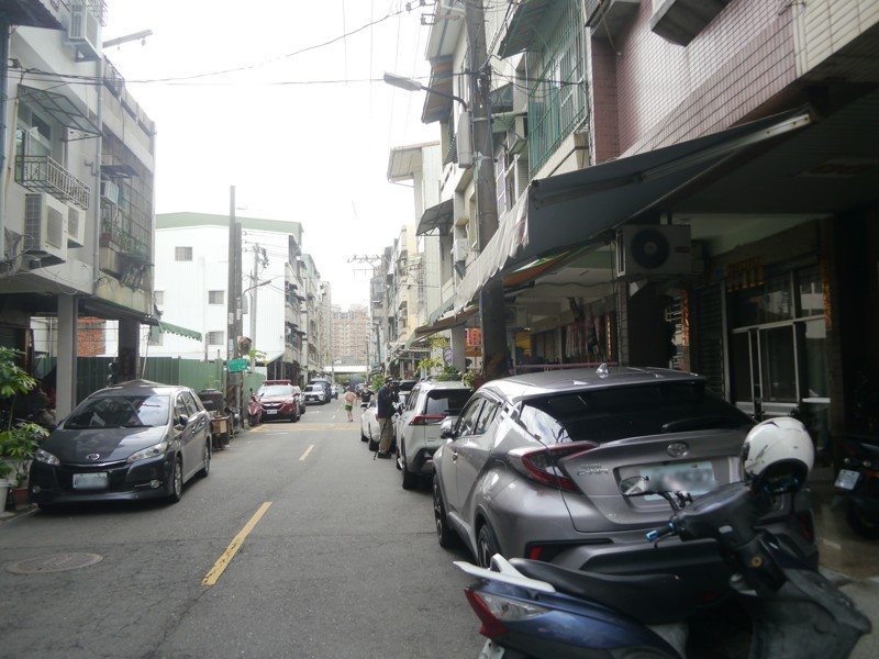 依現行法規,自宅騎樓不可停汽車,鳳山區文西街住戶群起抗議,認為自己被迫將汽車停在家門口,反而不利垃圾車、救護車通行,造成很大困擾。記者徐白櫻/攝影 依現行法規,自宅騎樓不可停汽車,鳳山區文西街住戶群起抗議,認為自己被迫將汽車停在家門口,反而不利垃圾車、救護車通行,造成很大困擾。記者徐白櫻/攝影